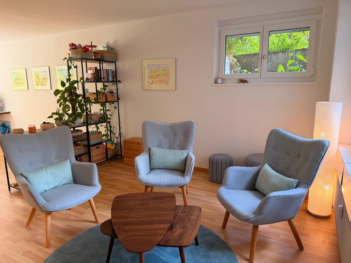 Beratungsraum mit Bücherregal