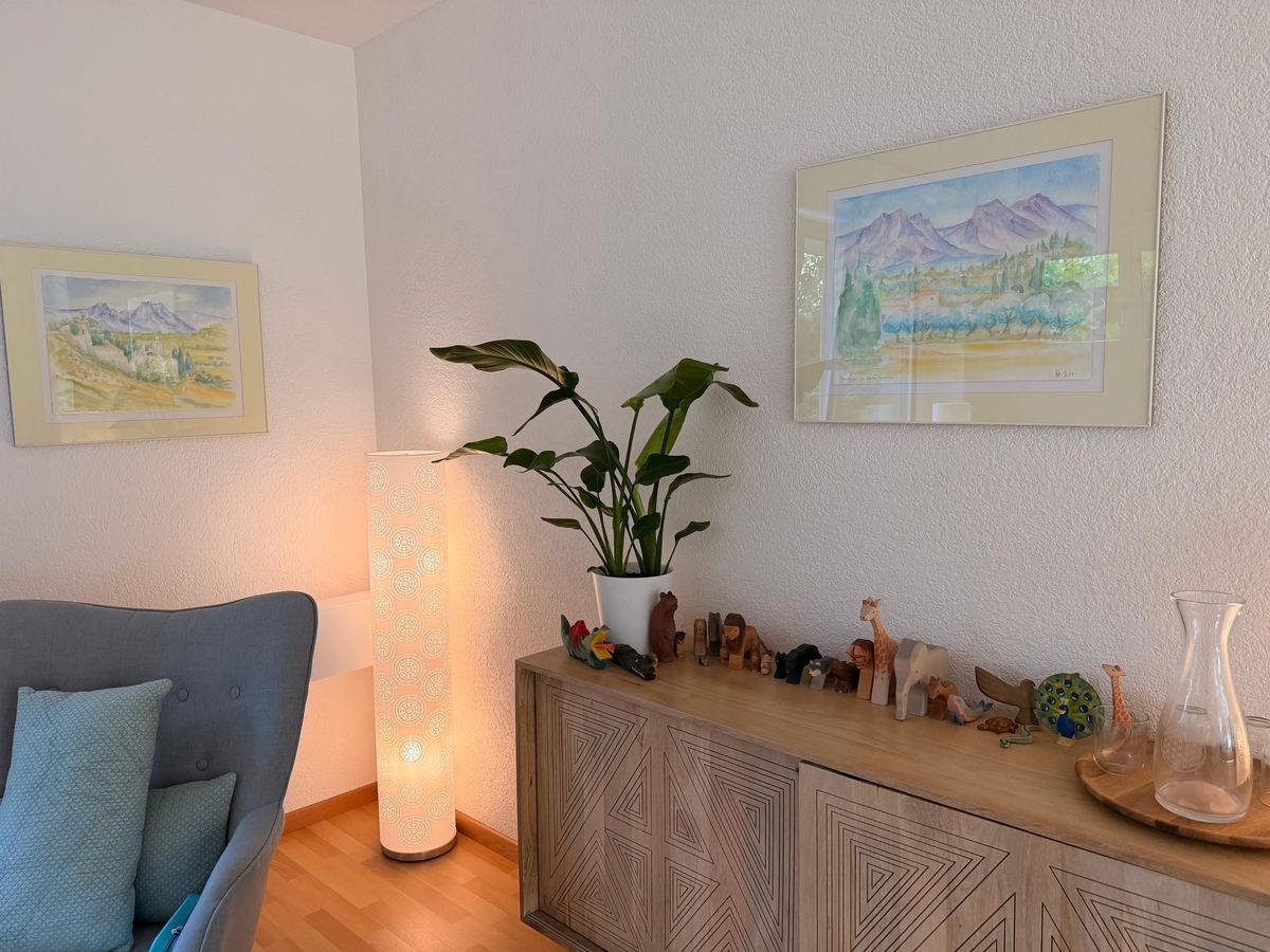 Lampe und Tierfiguren